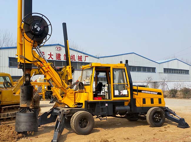 小型輪式旋挖機，適合於房屋建築、道路橋梁施工和建築工地使用